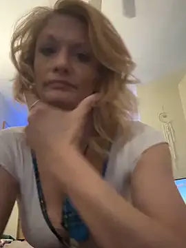 Snapshot of Daphneflor chatting on April 27, 2026, 4:10 am Daphneflor online show from April 27, 2026, 4:10 am