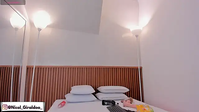 nicol giraldoo online show from February 20, 2026, 6:26 am