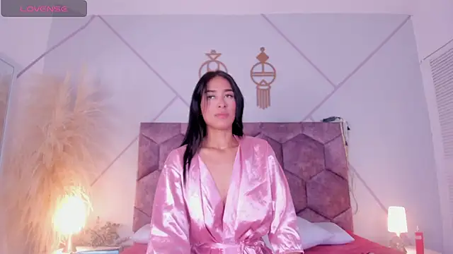 nicol giraldoo online show from April 28, 2026, 3:44 am