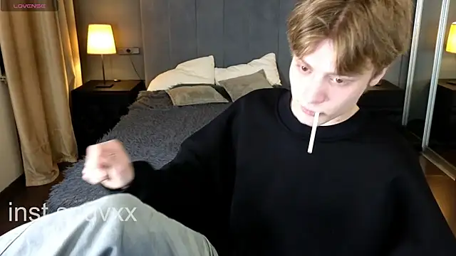 Snapshot of LouieEvans chatting on November 9, 2025, 9:35 pm LouieEvans online show from November 9, 2025, 9:35 pm