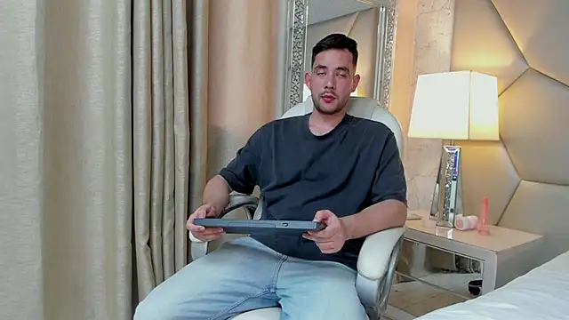 Snapshot of matti_de_lucaa chatting on October 3, 2025, 6:05 pm matti de lucaa online show from October 3, 2025, 6:05 pm