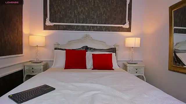 Snapshot of SharonBonet chatting on October 21, 2025, 11:33 am SharonBonet online show from October 21, 2025, 11:33 am