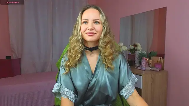 Snapshot of Hloya_Mei chatting on September 13, 2025, 11:37 pm Hloya Mei online show from September 13, 2025, 11:37 pm