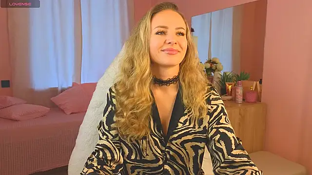 Snapshot of Hloya_Mei chatting on September 19, 2025, 3:08 am Hloya Mei online show from September 19, 2025, 3:08 am