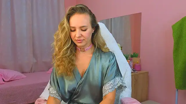 Snapshot of Hloya_Mei chatting on October 8, 2025, 12:30 am Hloya Mei online show from October 8, 2025, 12:30 am