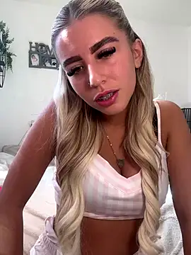 Snapshot of BlondeBetty chatting on September 22, 2025, 11:45 am BlondeBetty online show from September 22, 2025, 11:45 am