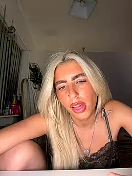 Snapshot of BlondeBetty chatting on November 25, 2025, 9:59 pm BlondeBetty online show from November 25, 2025, 9:59 pm