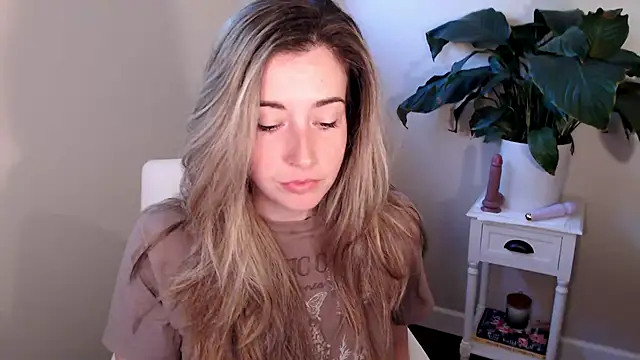 Snapshot of SuggestiveBehavior chatting on October 6, 2025, 1:52 pm SuggestiveBehavior online show from October 6, 2025, 1:52 pm