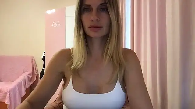 Snapshot of KarelliaStar chatting on June 14, 2026, 5:26 pm KarelliaStar online show from June 14, 2026, 5:26 pm