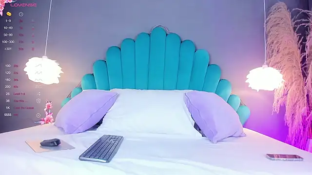 Snapshot of LunaBloomn chatting on October 21, 2025, 5:13 pm LunaBloomn online show from October 21, 2025, 5:13 pm