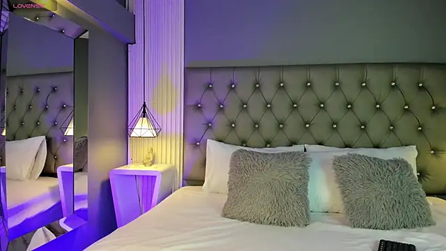 Snapshot of LunaBloomn chatting on October 28, 2025, 5:04 pm LunaBloomn online show from October 28, 2025, 5:04 pm