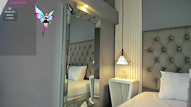 Snapshot of LunaBloomn chatting on November 11, 2025, 5:02 pm LunaBloomn online show from November 11, 2025, 5:02 pm