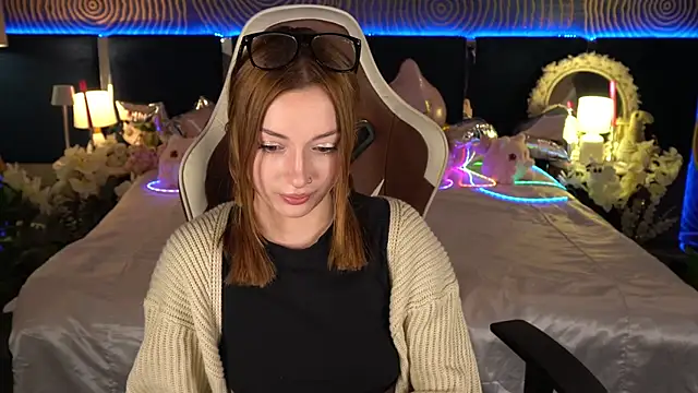 FoxyMayy online show from June 19, 2026, 12:31 pm