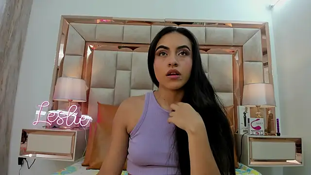 Leslie Bussh  online show from October 7, 2025, 7:55 pm