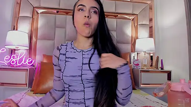 Leslie Bussh  online show from October 8, 2025, 8:06 pm