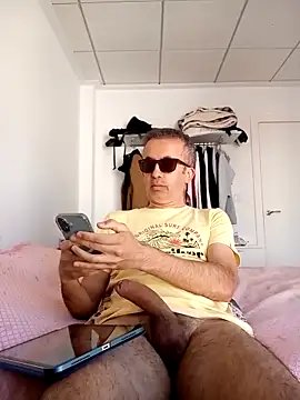 Snapshot of EmilioTaladdro chatting on May 11, 2026, 8:31 am EmilioTaladdro online show from May 11, 2026, 8:31 am