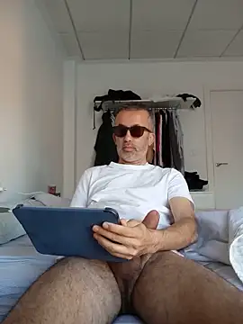 Snapshot of EmilioTaladdro chatting on May 17, 2026, 5:16 am EmilioTaladdro online show from May 17, 2026, 5:16 am
