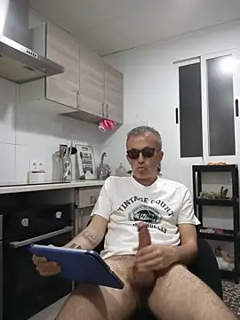 Snapshot of EmilioTaladdro chatting on May 19, 2026, 8:26 pm EmilioTaladdro online show from May 19, 2026, 8:26 pm