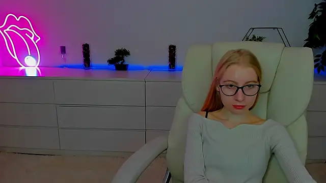 Snapshot of Alina_Blonde chatting on October 8, 2025, 5:38 am Alina Blonde online show from October 8, 2025, 5:38 am