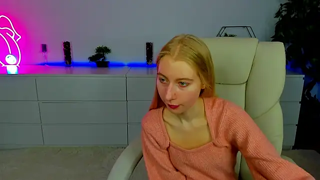 Snapshot of Alina_Blonde chatting on October 14, 2025, 5:41 am Alina Blonde online show from October 14, 2025, 5:41 am