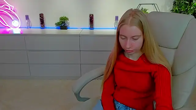 Snapshot of Alina_Blonde chatting on November 1, 2025, 6:37 am Alina Blonde online show from November 1, 2025, 6:37 am