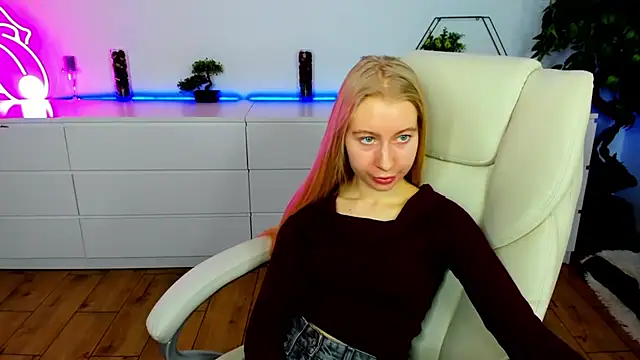 Snapshot of Alina_Blonde chatting on November 30, 2025, 6:39 am Alina Blonde online show from November 30, 2025, 6:39 am