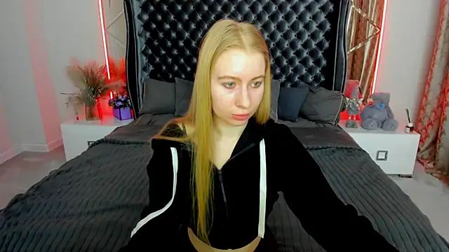 Alina Blonde online show from April 18, 2026, 5:44 am