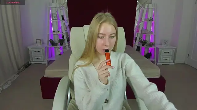 Alina Blonde online show from April 23, 2026, 5:41 am