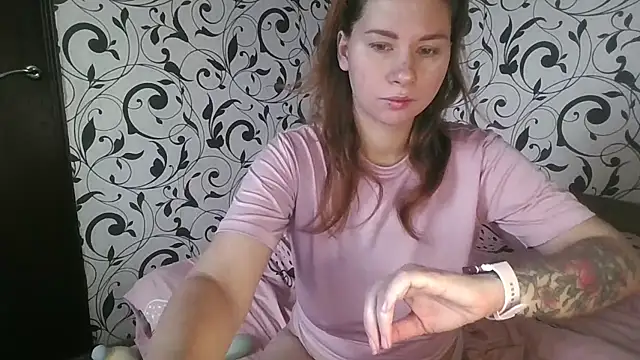 YourEmilie online show from November 10, 2025, 11:09 am