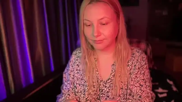 Snapshot of BikiHellena chatting on October 29, 2025, 11:28 pm BikiHellena online show from October 29, 2025, 11:28 pm