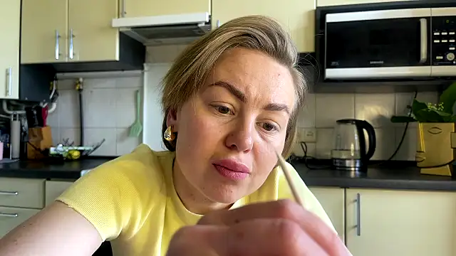 Snapshot of MartaLuna_ chatting on May 8, 2026, 9:25 am MartaLuna online show from May 8, 2026, 9:25 am