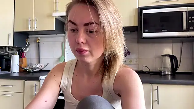 Snapshot of MartaLuna_ chatting on May 15, 2026, 7:48 am MartaLuna online show from May 15, 2026, 7:48 am