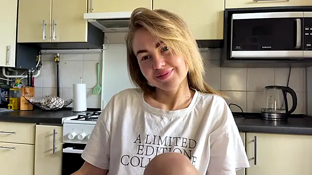 Snapshot of MartaLuna_ chatting on May 16, 2026, 10:23 am MartaLuna online show from May 16, 2026, 10:23 am