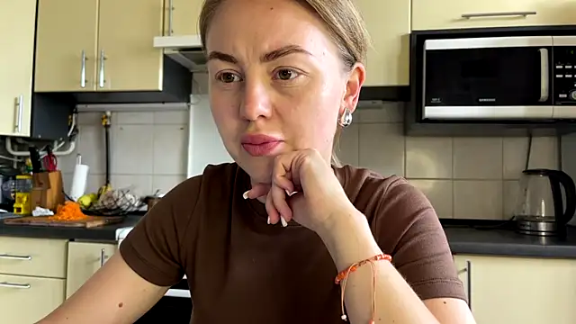Snapshot of MartaLuna_ chatting on May 25, 2026, 10:43 am MartaLuna online show from May 25, 2026, 10:43 am