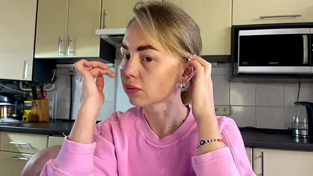 Snapshot of MartaLuna_ chatting on May 26, 2026, 2:13 pm MartaLuna online show from May 26, 2026, 2:13 pm