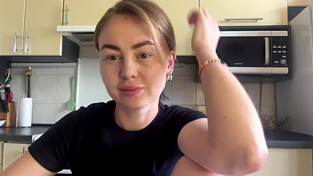 Snapshot of MartaLuna_ chatting on June 6, 2026, 9:58 am MartaLuna online show from June 6, 2026, 9:58 am