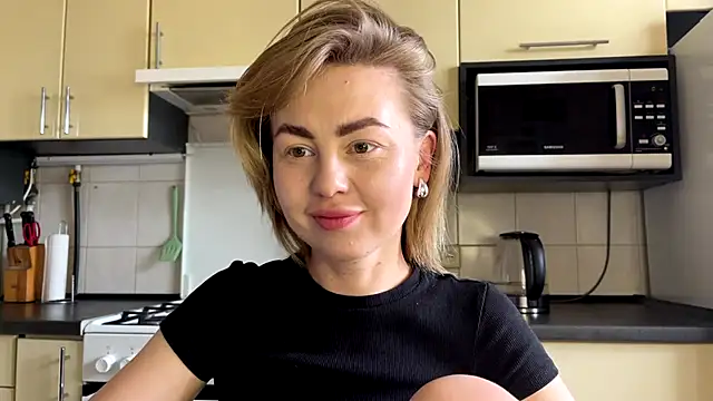 Snapshot of MartaLuna_ chatting on June 7, 2026, 12:31 pm MartaLuna online show from June 7, 2026, 12:31 pm