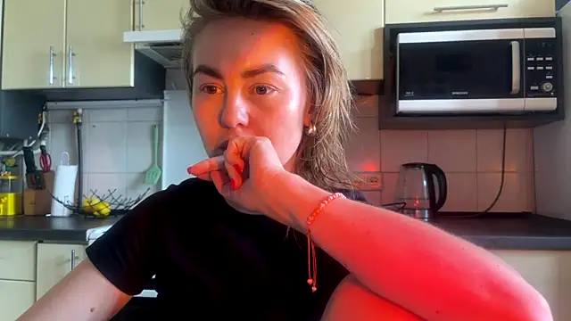 Snapshot of MartaLuna_ chatting on June 13, 2026, 9:40 am MartaLuna online show from June 13, 2026, 9:40 am
