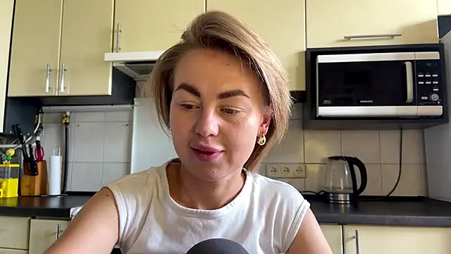 Snapshot of MartaLuna_ chatting on June 15, 2026, 9:33 am MartaLuna online show from June 15, 2026, 9:33 am