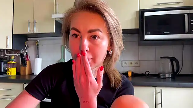Snapshot of MartaLuna_ chatting on June 18, 2026, 8:03 am MartaLuna online show from June 18, 2026, 8:03 am