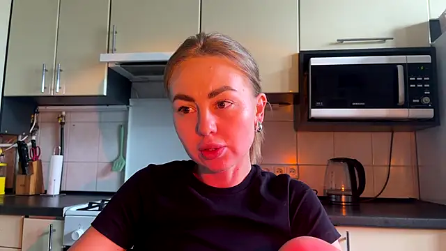 Snapshot of MartaLuna_ chatting on June 18, 2026, 2:32 pm MartaLuna online show from June 18, 2026, 2:32 pm