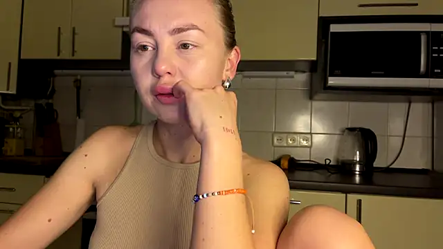 Snapshot of MartaLuna_ chatting on June 19, 2026, 8:34 pm MartaLuna online show from June 19, 2026, 8:34 pm