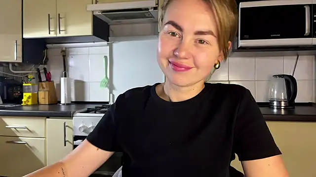 Snapshot of MartaLuna_ chatting on July 9, 2026, 6:34 pm MartaLuna online show from July 9, 2026, 6:34 pm