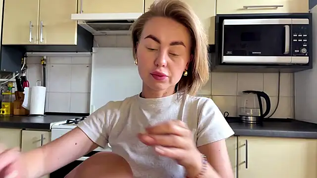 Snapshot of MartaLuna_ chatting on July 24, 2026, 8:45 am MartaLuna online show from July 24, 2026, 8:45 am