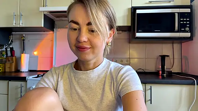 Snapshot of MartaLuna_ chatting on August 3, 2026, 9:04 am MartaLuna online show from August 3, 2026, 9:04 am