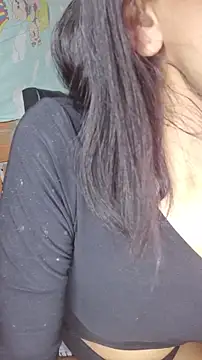 Lhia  online show from November 19, 2025, 6:08 pm