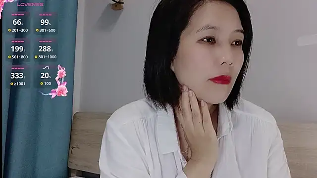 Snapshot of Miraitowa_ chatting on May 11, 2026, 10:40 pm Miraitowa online show from May 11, 2026, 10:40 pm