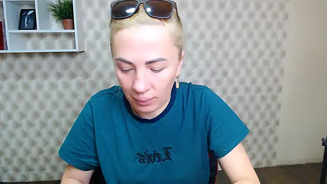 EmmaCat  online show from October 4, 2025, 4:32 am