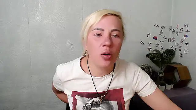 Snapshot of EmmaCat_ chatting on May 7, 2026, 4:07 am EmmaCat online show from May 7, 2026, 4:07 am