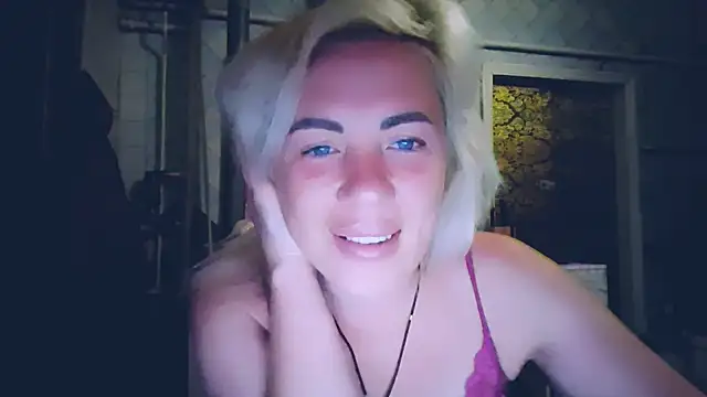 Snapshot of EmmaCat_ chatting on May 28, 2026, 8:17 pm EmmaCat online show from May 28, 2026, 8:17 pm